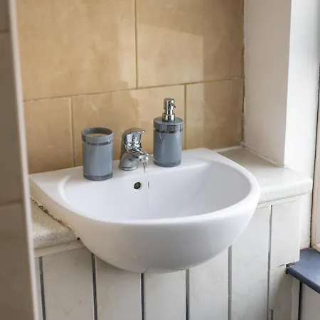 Spacious 3 Bed By Free Wifi And Netflix Apartment *