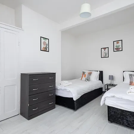 Spacious 3 Bed By Free Wifi And Netflix Апартаменти Лідс