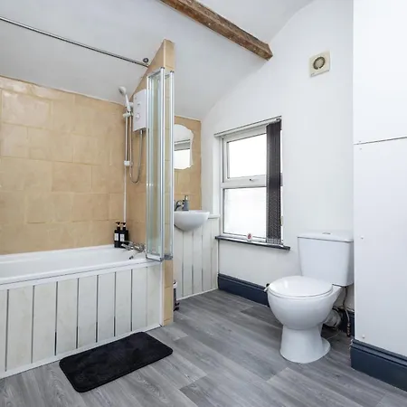 Apartment Spacious 3 Bed By Free Wifi And Netflix