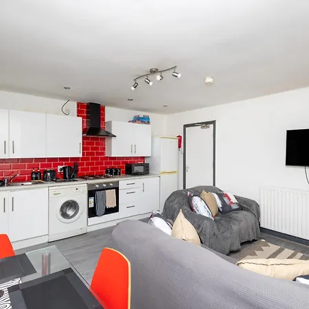 Spacious 3 Bed By Free Wifi And Netflix Апартаменти Лідс