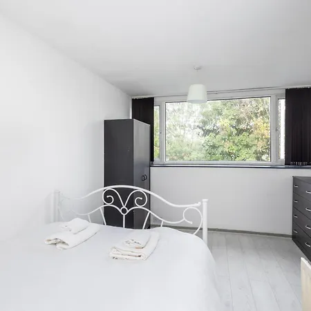 Spacious 3 Bed By Free Wifi And Netflix Лідс