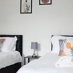 Spacious 3 Bed By Free Wifi And Netflix *