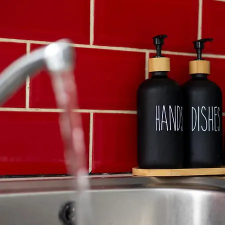 Апартаменты Spacious 3 Bed By Free Wifi And Netflix Лидс