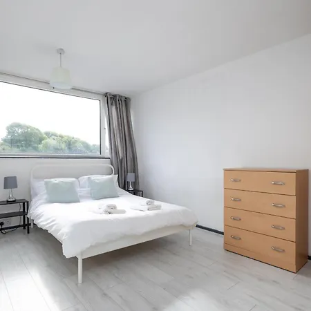 Апартаменты Spacious 3 Bed By Free Wifi And Netflix