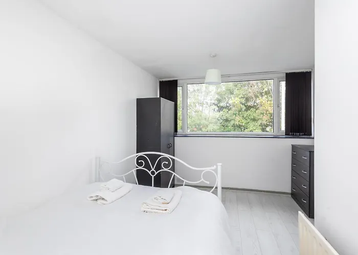 Spacious 3 Bed By Free Wifi And Netflix Leeds (West Yorkshire)