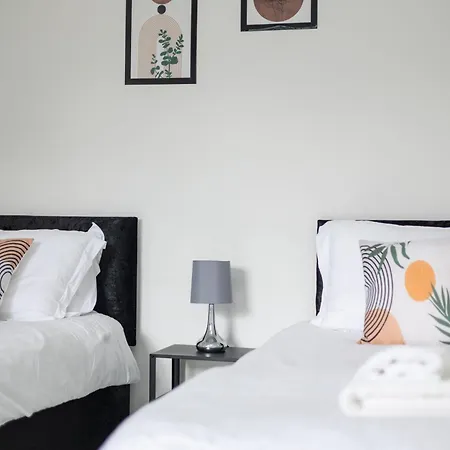 Spacious 3 Bed By Free Wifi And Netflix *