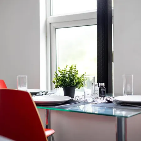 Spacious 3 Bed By Free Wifi And Netflix *