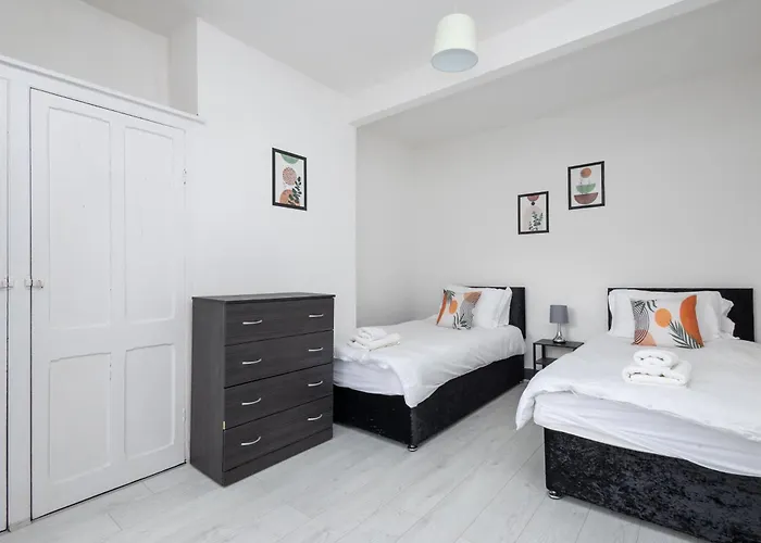 Spacious 3 Bed By Free Wifi And Netflix Апартаменти Лідс