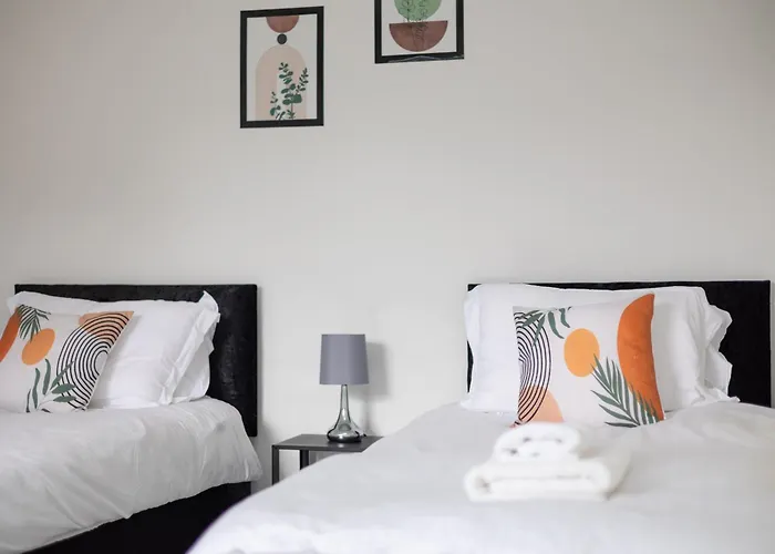 Spacious 3 Bed By Free Wifi And Netflix Апартаменти