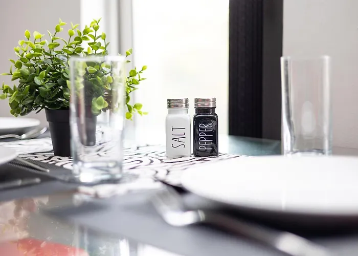 Spacious 3 Bed By Free Wifi And Netflix Апартаменти Лідс